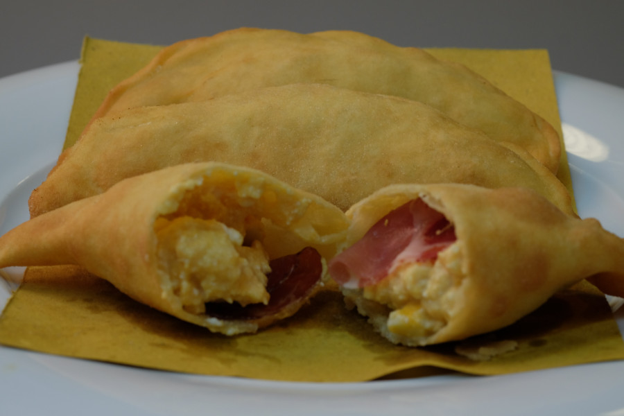 PANZEROTTO RIPIENO MOZZARELLA, RICOTTA, CREMA DI ZUCCA E CAPOCOLLO DI MARTINA FRANCA