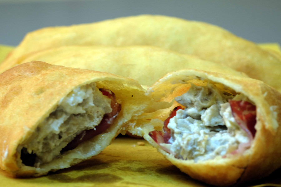 PANZEROTTO RIPIENO RICOTTA, CAPOCOLLO DI MARTINA FRANCA E GRANSALSA DI CARCIOFI