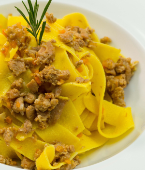 PAPPARDELLE MIT HELLEM RAGù
