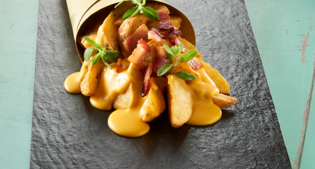 JACKET CHIPS WITH CHEDDAR SAUCE AND CRISPY BACON