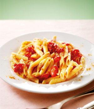 Penne mit Datteltomaten, Bottarga und Zitronenaroma