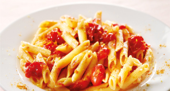 Penne mit Datteltomaten, Bottarga und Zitronenaroma