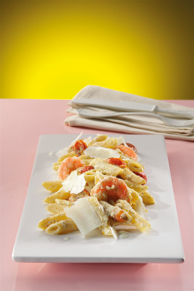 Pennette estive con pesto ai pistacchi, ricotta e gamberetti