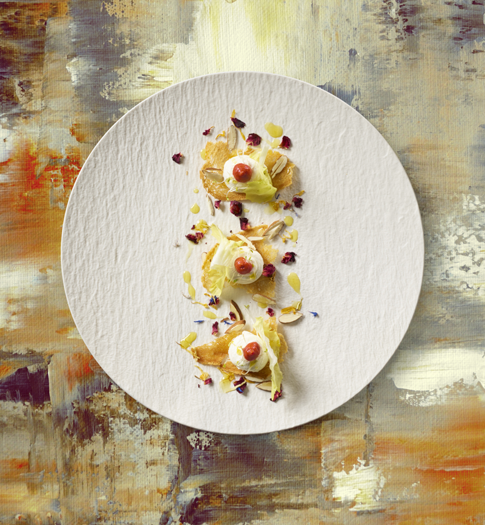 PETALI CROCCANTI DI PANE PUGLIESE CON ROBIOLA, SALSA DI ‘NDUJA CALABRESE E MANDORLE TOSTATE