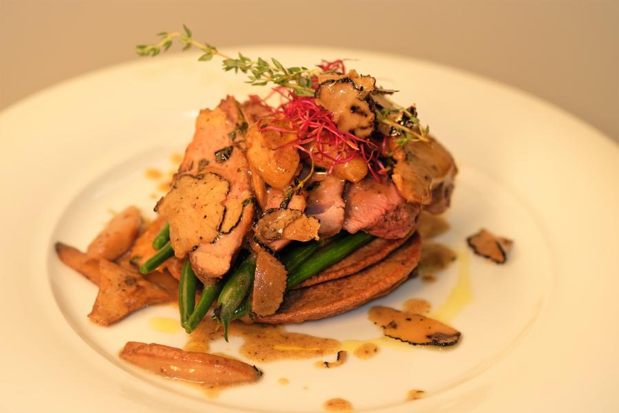 Petto d'anatra con porcini,tartufo e pancake di castagne