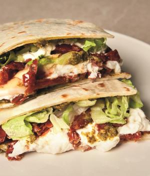 Piadina con crema di friarielli e pomodori secchi