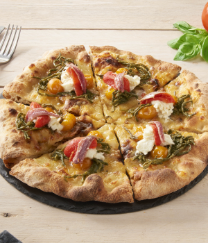 Pizza ai due pomodori con salicornia, bufala e acciughe