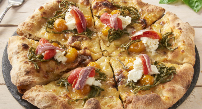 Pizza aux deux tomates avec salicorne, mozzarella de bufflonne et anchois