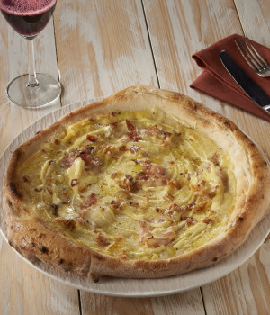 Pizza alla Grancrema alla Carbonara con Guanciale cotto affumicato