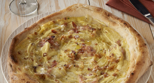 Pizza alla Grancrema alla Carbonara con Guanciale cotto affumicato