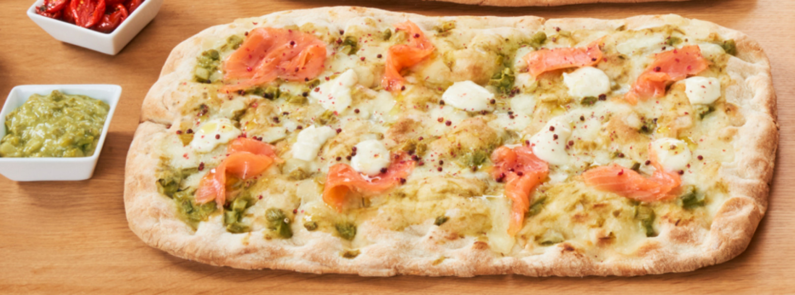 PIZZA WITH ASPARAGUS, SALMON AND PINK PEPPER