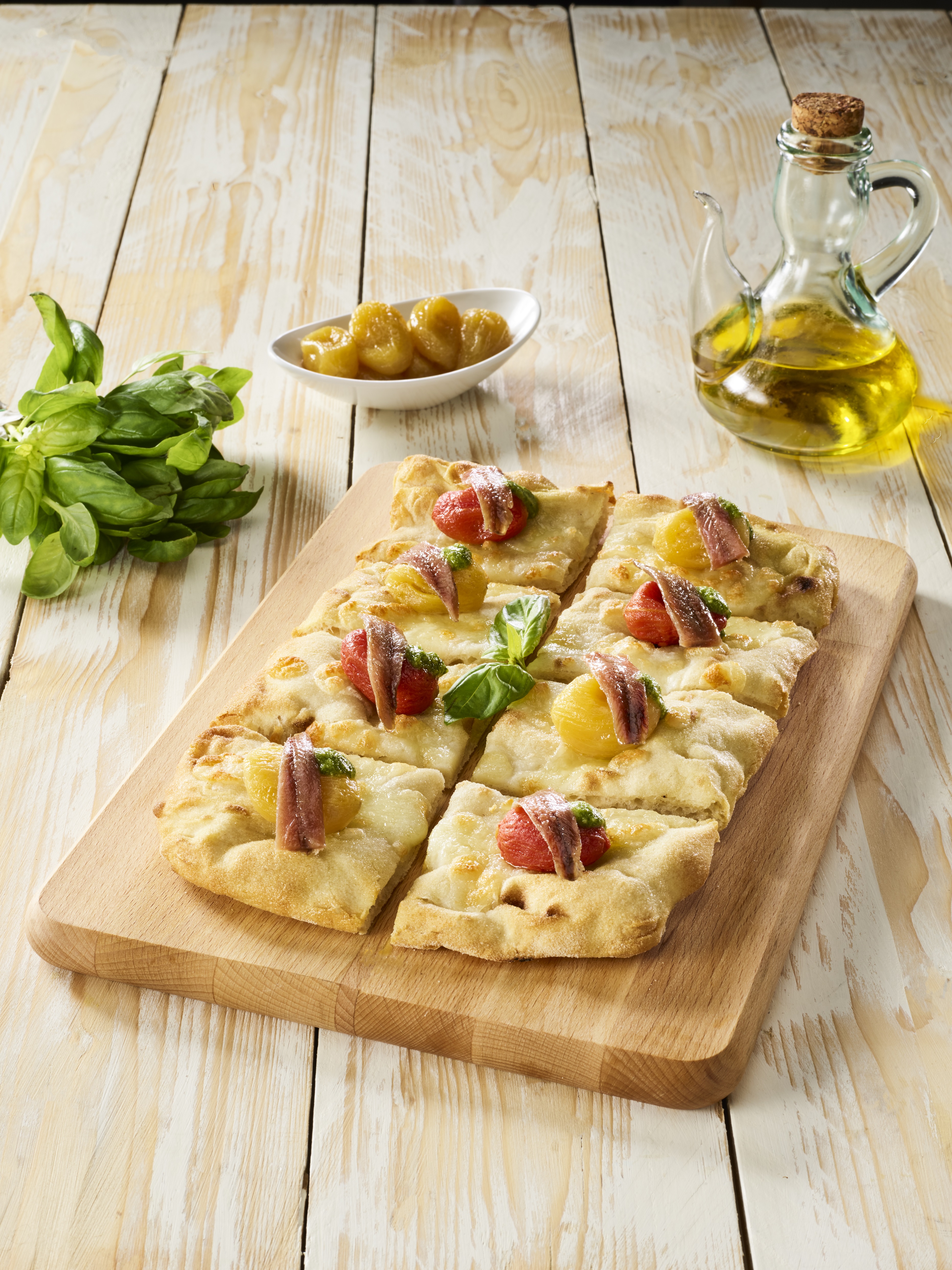 PIZZA BUFALINA AI DUE POMODORI CON ACCIUGHE DEL CANTABRICO E PESTO ALLA GENOVESE FRESCO