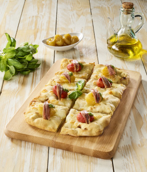 Pizza Bufalina mit zwei Tomatensorten, Sardellen aus der kantabrischen See und frischem Pesto alla Genovese