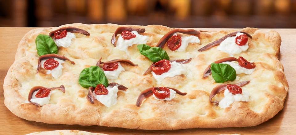 PIZZA DE BURRATA, TOMATES CHERRY CON ALBAHACA Y ANCHOAS