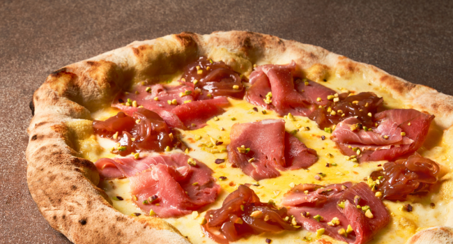 Pizza carbonara e carpaccio di tonno