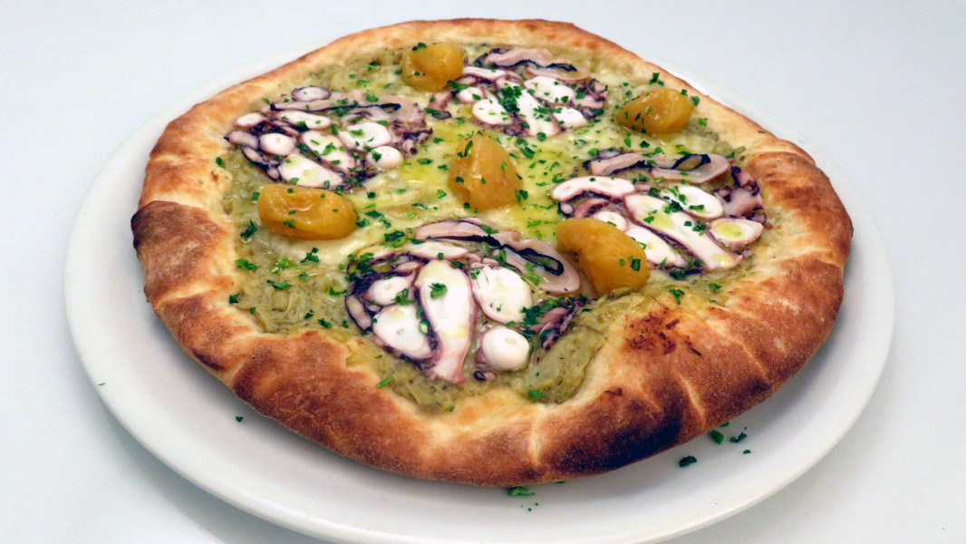 PIZZA CARPACCIO DI POLPO E SALSA DI CARCIOFI