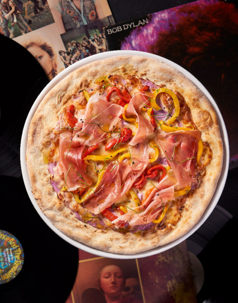 PIZZA CAVOLO VIOLA, PEPERONI ALLA BRACE E SPECK