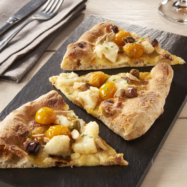 Pizza avec baccalà, tomates cerises jaunes et olives de Taggia