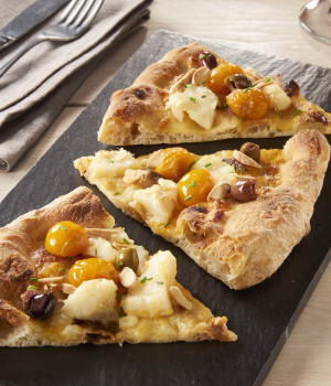 Pizza avec baccalà, tomates cerises jaunes et olives de Taggia