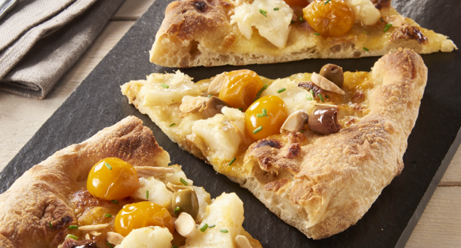 Pizza avec baccalà, tomates cerises jaunes et olives de Taggia