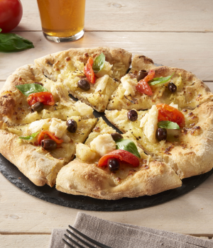 PIZZA CON BACCALÀ, PATATE, OLIVE E POMODORINI