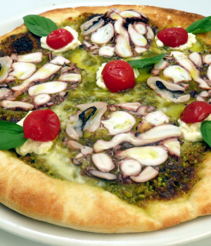 PIZZA CON CARPACCIO DI POLPO E PESTO AI PISTACCHI