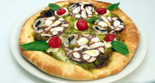 PIZZA CON CARPACCIO DI POLPO E PESTO AI PISTACCHI