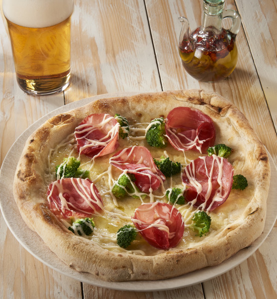Pizza con fonduta di Grancrema di Ragusano DOP, fette di capocollo suino nero e broccoli