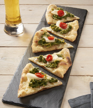 Pizza con grelos, queso Caciocavallo y tomatitos "Dorati"