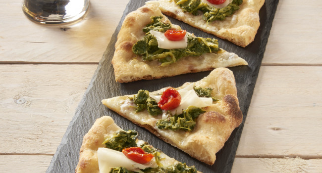 Pizza con grelos, queso Caciocavallo y tomatitos "Dorati"