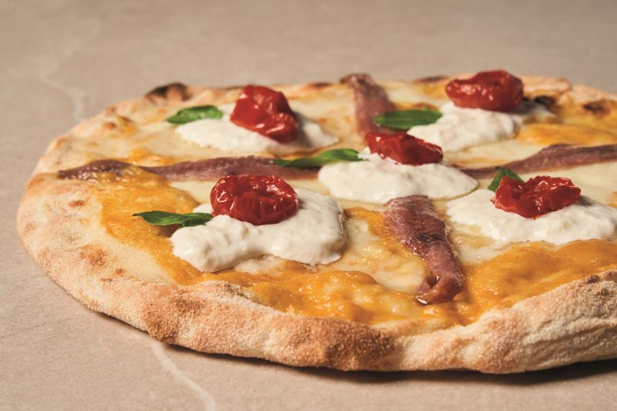 Pizza con passata gialla, acciughe e dorati