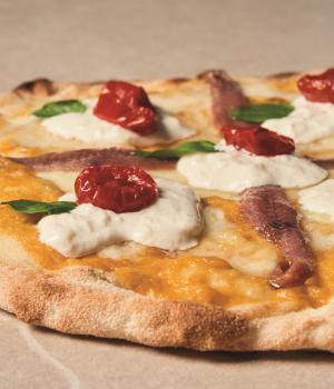 Pizza con passata gialla, acciughe e dorati
