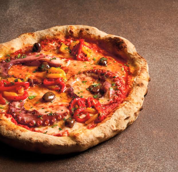 PIZZA CON POLPO, OLIVE E PEPERONI ALLA BRACE