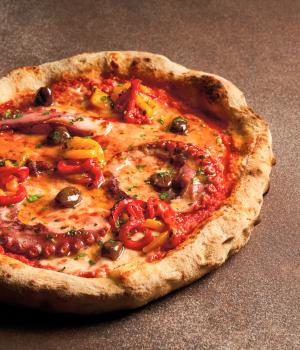 PIZZA CON POLPO, OLIVE E PEPERONI ALLA BRACE