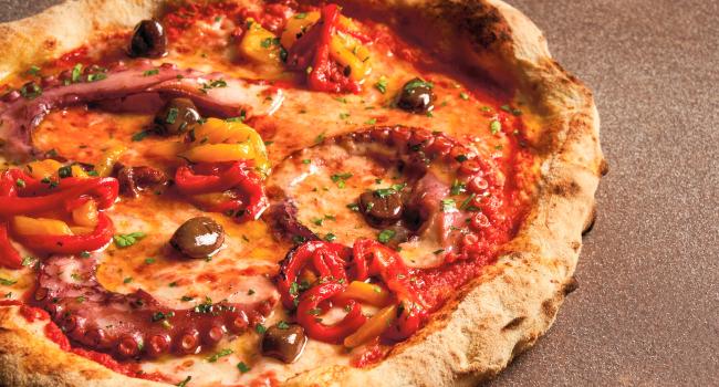 PIZZA CON POLPO, OLIVE E PEPERONI ALLA BRACE
