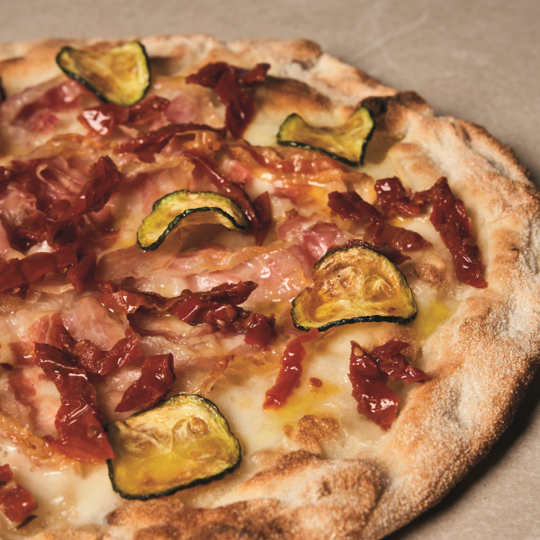 Pizza con pomodori secchi e zucchine