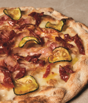 Pizza con pomodori secchi e zucchine