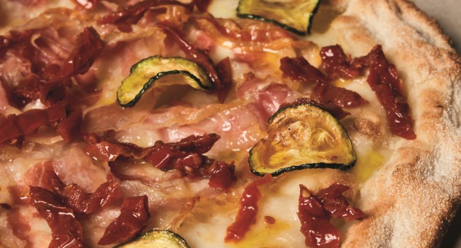 Pizza con pomodori secchi e zucchine