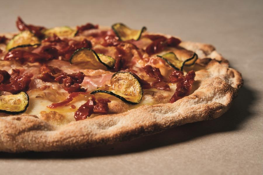 Pizza con pomodori secchi filetti e zucchine