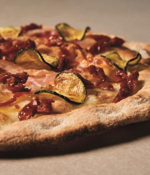 Pizza con pomodori secchi filetti e zucchine