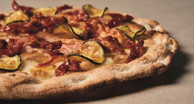 Pizza con pomodori secchi filetti e zucchine