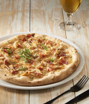 Pizza mit Porcinfinito, Gransalsa mit Lauch und geräuchertem durchwachsenen gegartem Speck