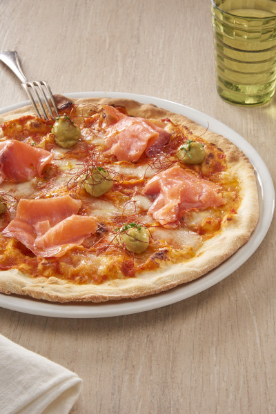 Pizzaa with pepper cream, smoked salmon, guacamole and chili threads