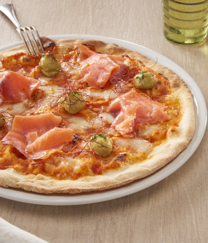 Pizzaa with pepper cream, smoked salmon, guacamole and chili threads