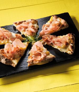 PIZZA CRUDO, PELATI GIALLI, PESTO ROSSO E PECORINO