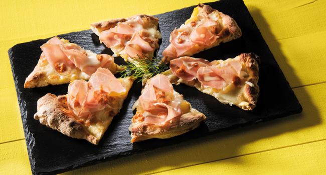 PIZZA CRUDO, PELATI GIALLI, PESTO ROSSO E PECORINO