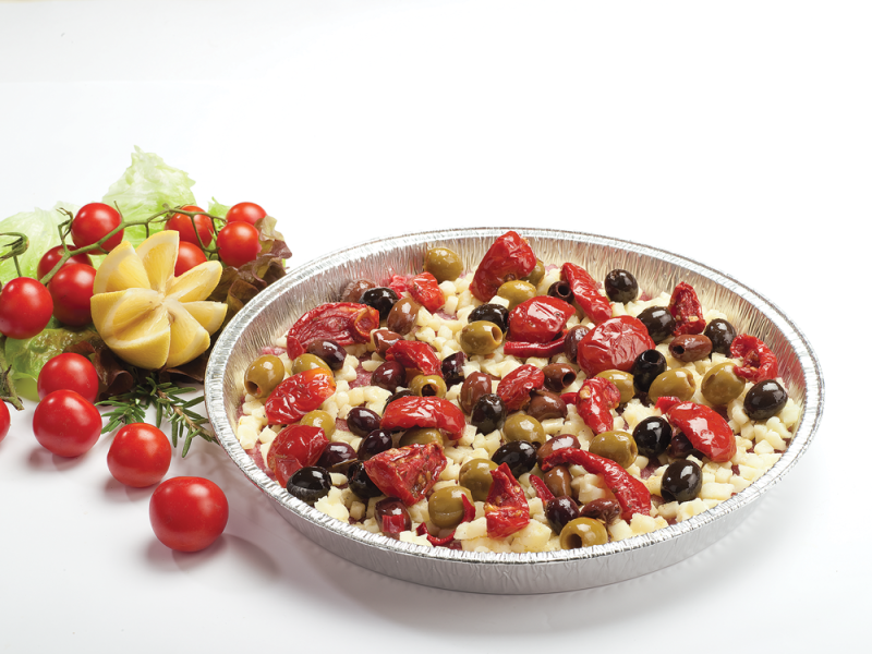 Fleischpizza mit “Soleggiati” und dreierlei pikanten Oliven