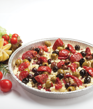 Fleischpizza mit “Soleggiati” und dreierlei pikanten Oliven