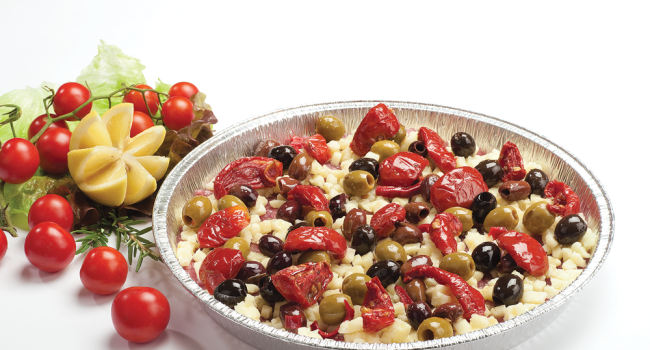 Fleischpizza mit “Soleggiati” und dreierlei pikanten Oliven