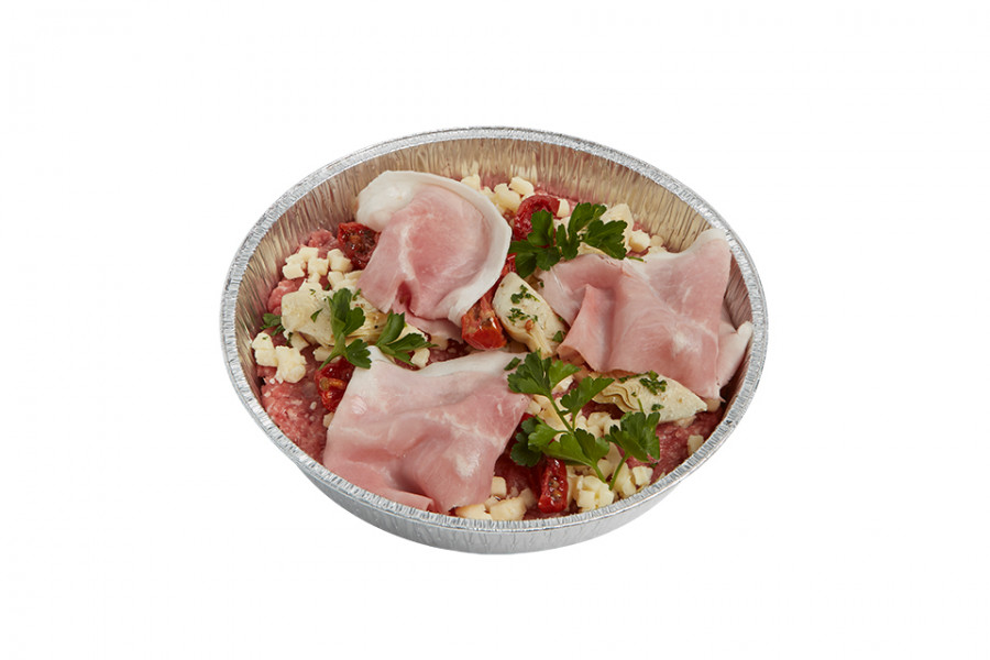 Pizza di carne con carciofi , ciliegini e prosciutto cotto